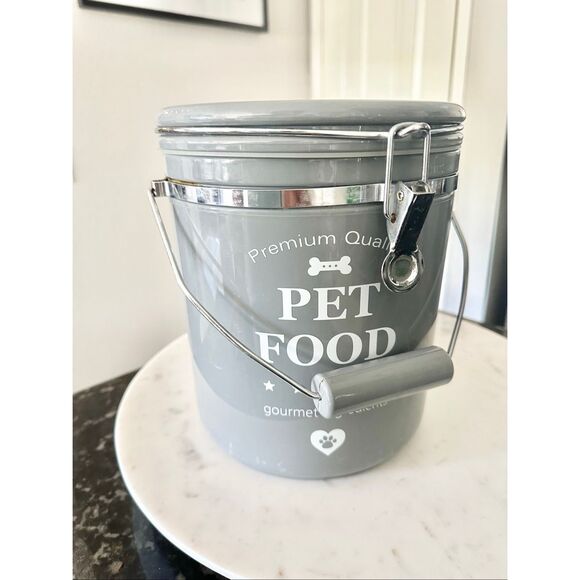 Gray dog food storage bucket with handle - Picture 2 of 3
